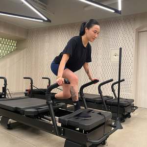 Máquina Reformer Portátil Xformer de Aleación de Aluminio Negra con Logotipo Personalizado para Estudios de <span class=keywords><strong>Pilates</strong></span> - Product Image 5