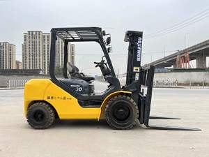 Komatsu 3 tonnes chariot élévateur FD30 avec 3 mètres de hauteur de levage fabriqué au Japon - Product Image 4