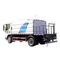 Camion de balayeuse d'eau de rue de moteur diesel de Foton 7000 litres avec la pompe de canon de brouillard et le réservoir d'arroseur