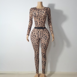 Set Tre Pezzi Loungewear da <span class=keywords><strong>Donna</strong></span> con Stampa Leopardata Personalizzabile: Giacca in Cotone <span class=keywords><strong>a</strong></span> <span class=keywords><strong>Costine</strong></span>, Top <span class=keywords><strong>a</strong></span> Tubino e <span class=keywords><strong>Pantaloni</strong></span> <span class=keywords><strong>a</strong></span> Zampa in Jersey per l'Autunno - Product Image 2