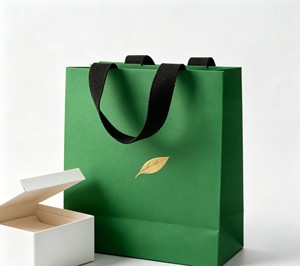 Bolsa de papel brillante personalizada con logo en foil, lazo decorativo y asa, para regalo de perfume o cosmético de lujo. - Product Image 2