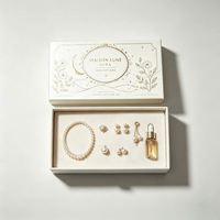 Coffret Cadeau Découverte de Bijoux Écologiques Maison Lune Aura Paris, Fermeture Magnétique, Carton Rigide Ivoire, Design Doré, Satin