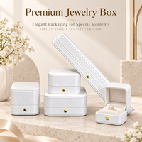 Boîte d'emballage de bijoux carrée classique en cuir PU avec logo personnalisé en relief, doublure en velours, pour une ou deux bagues, pendentifs ou bracelets