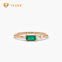 Bague en or massif 14 carats avec émeraude naturelle et accent de diamant de laboratoire, bande fine en or jaune, style East West