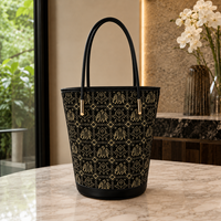 Mini sac à main en tissu tissé artisanal pour femme avec poignée supérieure structurée, quincaillerie métallique raffinée, bandoulière amovible