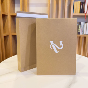 Sacs d'expédition en papier kraft brun recyclé personnalisés avec logo de marque 24*5*34cm, emballages pour vêtements, sacs postaux en papier pour petites entreprises - Product Image 1
