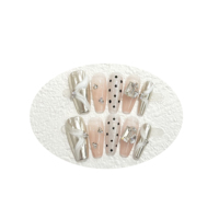 Faux ongles press-on chromés rose nude faits main sur mesure, faux ongles à ruban blanc et points noirs, pointes en cristal, ensemble glamour