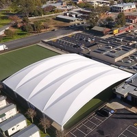 Toiture en membrane tendue en PVDF pour terrain de basket extérieur