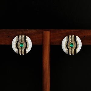 Boucles d'oreilles vintage avec émeraudes, rayures en émail noir et blanc, clous ronds, luxe léger, haut de gamme pour femmes - Product Image 1