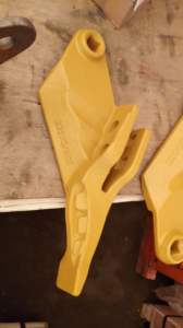 पहिया बेकहो लोडर बाल्टी दांत 332c4388 खुदाई स्पेयर पार्ट्स स्टील कास्टिंग बाल्टी सामने दांत और पक्ष कटर 3cx 3dx - Product Image 2