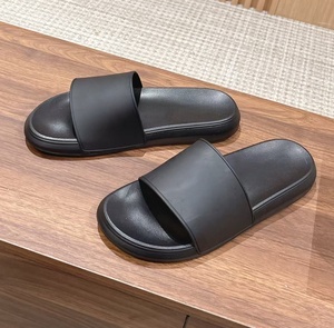 Pantuflas McQueenes personalizadas de estilo casero para mujer, hechas de material de PVC suave, cómodo y duradero. - Product Image 4