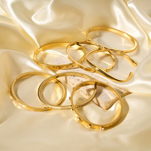 กำไลข้อมือดีไซน์หรูหุ้มทอง 18K สแตนเลสสตีลแบบเปิดได้ ประดับเพชรซิร์โคเนีย กันน้ำ ของขวัญวาเลนไทน์สำหรับเธอ - Product Image 2