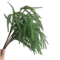 Feuilles de pin en plastique Fausses fleurs décoratives fausses aiguilles de pin de Norfolk artificielles de branche de verdure unique