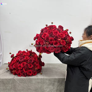 Vente d'usine : Boule de fleurs artificielles rouges faites à la main, centre de table doux pour mariages, fêtes et la Saint-Valentin - Product Image 2