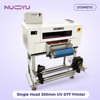 Nouvelle imprimante UV DTF OEM ODM 300 mm pour étiquettes de bouteilles cosmétiques, machine à autocollants à tête unique avec canal de vernissage automatique, conforme CE REACH