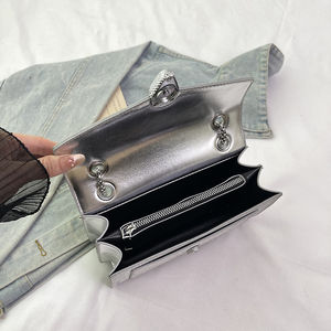 حقيبة كتف نسائية فضية بتصميم جديد مزينة بالأحجار الكريمة، حقيبة كروس فاخرة بسلسلة وسحاب من جلد البولي يوريثان الشهيرة - Product Image 6