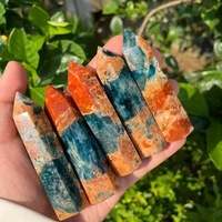 Vente en gros de pierres naturelles énergétiques de guérison : Tour de cristal de quartz pierre de soleil avec pointe d'apatite bleue pour la décoration intérieure