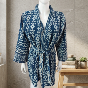 Kimono de Mujer con Estampado Floral Azul y Blanco, Cierre con Cordón, Manga Tres Cuartos, Cuello en V, Pantalones Cortos, Tejido de Algodón Orgánico - Product Image 3