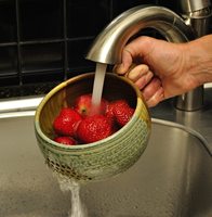 Handgemaakte moderne steengoed fruitschaal met afgietgreep, grijs, op maat gemaakt, keramiek, magnetronbestendig, voedselveilig, keuken fruitbakje