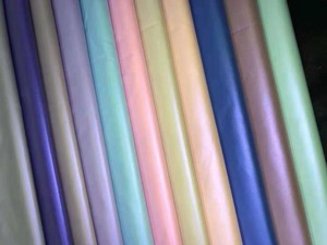 En stock, faible MOQ, tissu métallique brillant doré imperméable en polyester PONGEE 50D avec <span class=keywords><strong>film</strong></span> PU pour vestes et sacs - Product Image 2