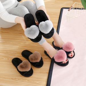Sandal Slip on datar untuk wanita, sandal selop bulu palsu hitam merah muda dekorasi hati nyaman untuk wanita - Product Image 3