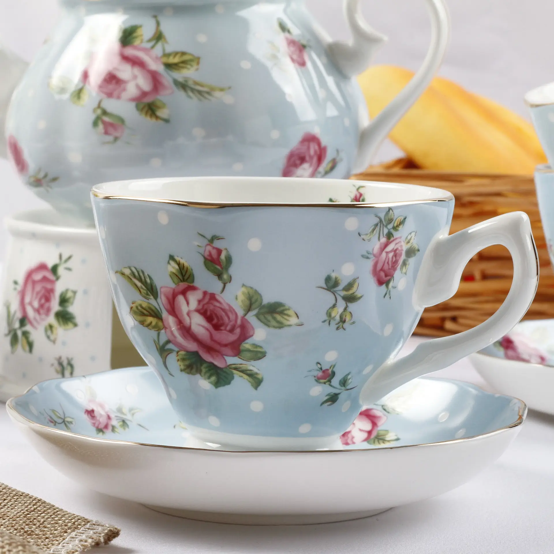 Maison moderne en céramique tasse à thé anglais après-midi Vintage tasse Floral os chine tasses à café soucoupe ensemble or garniture fleur tasse à thé