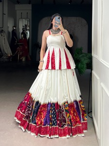 Lehenga choli de rayón puro totalmente cosido con trabajo de parche múltiple con retoque de encaje perfecto para vestir una colección - Product Image 4