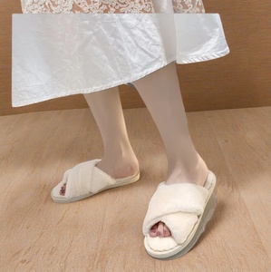 Di alta qualità all'ingrosso cinturino incrociato Tpr Sole inverno soffice pantofola pelosa per interni <span class=keywords><strong>peluche</strong></span> pelliccia sintetica <span class=keywords><strong>pantofole</strong></span> per la casa per le donne da donna - Product Image 5
