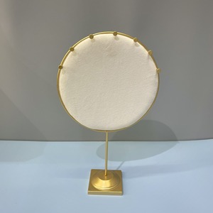 Présentoir de Luxe Beige en Microfibre pour Bijoux avec Support Métallique Doré, Buste pour Colliers, Présentoir en T pour Bracelets, Cones pour Bagues, Vitrine de Boutique - Product Image 2