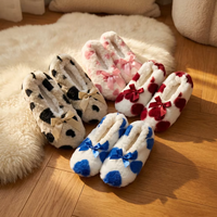 Chaussettes pantoufles doublées en sherpa à motif cœur romantique pour femmes, chaussures d'intérieur chaudes et moelleuses pour l'hiver