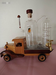 Dispensador de <span class=keywords><strong>Whisky</strong></span> Vintage con Base de Camión Antiguo de Madera y <span class=keywords><strong>Dos</strong></span> Decantadores de Vidrio para Entusiastas de Autos, Bar en Casa y Regalo - Product Image 1