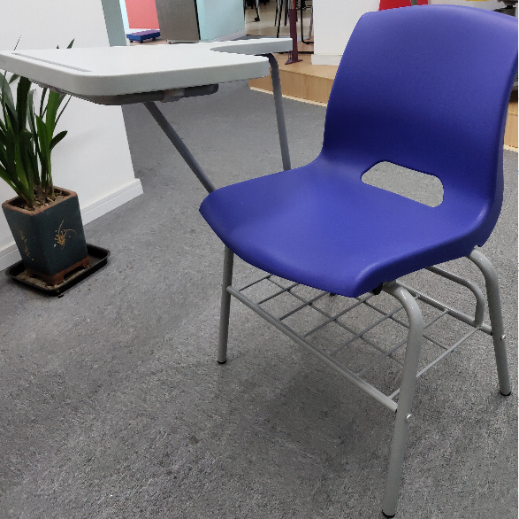 Sedia da scrittura con tablet 5