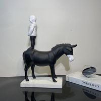 Statue en résine de cheval pour garçon, design élégant, fabrication directe d'usine, décoration de chambre d'enfant.