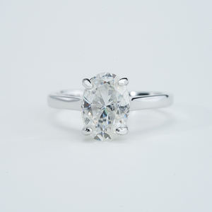 Anillo Solitario de Plata de Ley S925 con Piedra de Moissanita Ovalada de 7*10 mm y 2 Quilates - Product Image 1