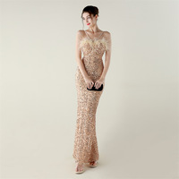 Robe de soirée artisanale en velours, ornée de sequins et de plumes d'autruche.