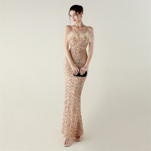 <span class=keywords><strong>Robe</strong></span> de soirée artisanale en velours, ornée de sequins et de plumes <span class=keywords><strong>d</strong></span>'autruche. - Product Image 3
