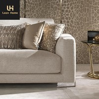 Canapé capitonné en tissu beige de luxe moderne pour projet de villa, avec structure en acier inoxydable, pour salon de villa ou appartement