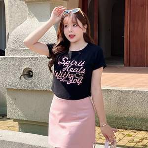 รันฉี เอ็น 8738 เสื้อยืดแขนสั้นทรงเข้ารูปสำหรับผู้หญิง สีดำ พิมพ์ลายตัวอักษร ผ้าฝ้ายเจอร์ซีย์ ไซส์พลัส ทรงโค้งเว้า - Product Image 5