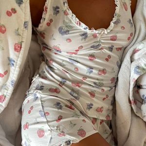 Conjunto de Pijama Modal para Mujer con Estampado de Fresas y Bayas Blancas, sin Mangas, Cuello en V, con Volantes, Ropa de Dormir Suave de Bambú y Algodón - Product Image 4