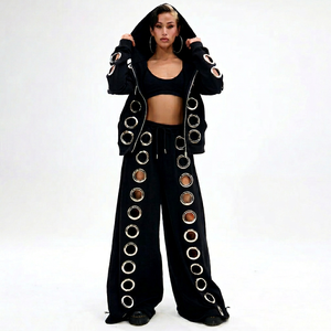 Ensemble 2 pièces pour femme, haut court à capuche noir et pantalon large avec détails anneaux métalliques, streetwear, sweat-shirt tricoté - Product Image 3