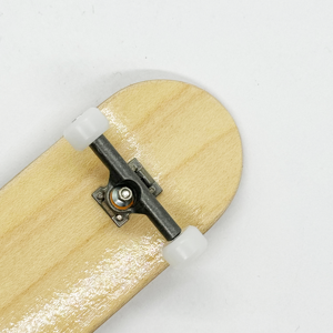Venta al por mayor de mini patinetas de dedo de 32 mm de aleación de color natural con trucks de aleación para fingerboard - Product Image 4