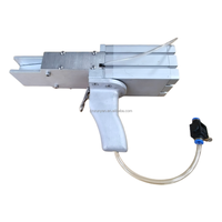Installateur automatique pneumatique de doigts pour plumeuse de volailles, pour ligne d'abattage, construction en acier