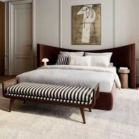 Cadre de lit rembourré en velours avec tête de lit incurvée, lit plateforme moderne avec banc en bois, mobilier de chambre à coucher de luxe