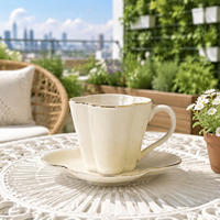 Ensemble élégant de tasse à café et soucoupe en céramique en forme de fleur avec bord doré pour le thé de l'après-midi, décoration de la maison, cadeau, logo personnalisé disponible