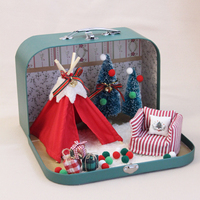 Collection de décoration intérieure : Mini tipi de Noël, Tableau des tailles, Valise vintage, Fauteuil, Arbre rayé, Cloche, Ruban, Tapis cadeau