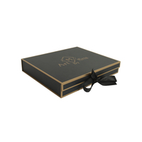 Boîte cadeau rigide à rabat avec bordure dorée noire, étui en papier rigide avec logo personnalisé en feuille d'or et ruban de satin noir