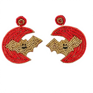 Pendientes de Murciélago Hechos a Mano con Cuentas Rojas y Doradas, Joyería con Temática de Animales para Halloween, Accesorio de Fiesta con Bordado Artesanal - Product Image 1