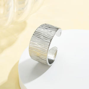 Bracelet géométrique ouvert en acier inoxydable 2025 à la mode pour les femmes plaqué or 18 carats bijoux de mode réglables vêtements quotidiens en gros - Product Image 4