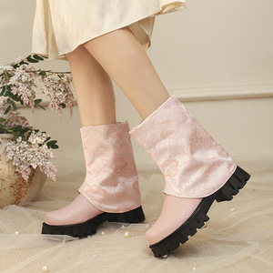 Botas de media pantorrilla negras de suela plana con punta fina y detalle de botón metálico, ideales para viajes urbanos de fin de semana y para el vecindario. - Product Image 4