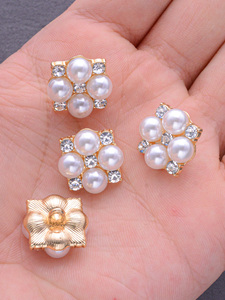 Hot Bán Tùy Chỉnh Lấp Lánh Rhinestone Kẽm Hợp Kim Nút Hoa Tấm Ngọc Trai Nút Với Chân Phong Cách Cho Trang Phục - Product Image 3